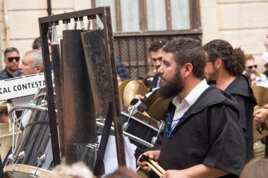 Alcoy 'daki 04-22-2023 Geleneksel Moors ve Hristiyan festivalleri. Bando vurmalı çalgılar