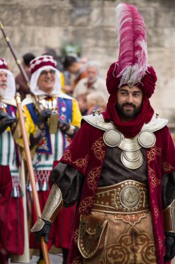 Alcoy 'daki 04-22-2023 Geleneksel Moors ve Hristiyan festivalleri. Fas Çavuşu