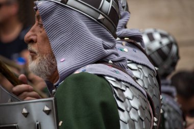 04-22-2023 Alcoy, İspanya. Muntanyesos, Berberiler ve Hristiyanlar geçit törenindeki mangayı karşılaştırıyor.