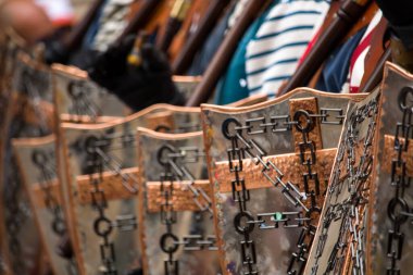 04-22-2023 Alcoy, İspanya. Moors ve Hristiyanların geçit töreninde Navarros takımından Bokeh ile kalkan hattı.