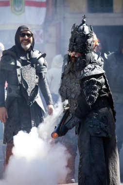 04-24-2023 Alcoy, İspanya. Hristiyan tarafının kaptanı Alcoy 'daki Moors ve Hristiyan festivalinde bir arquebus ile ateş ediyor.