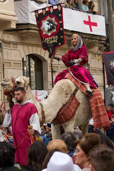 2023 Alcoy Spain Girl Флагом Инициирующим Парад Капитанства Мавров Христиан — стоковое фото