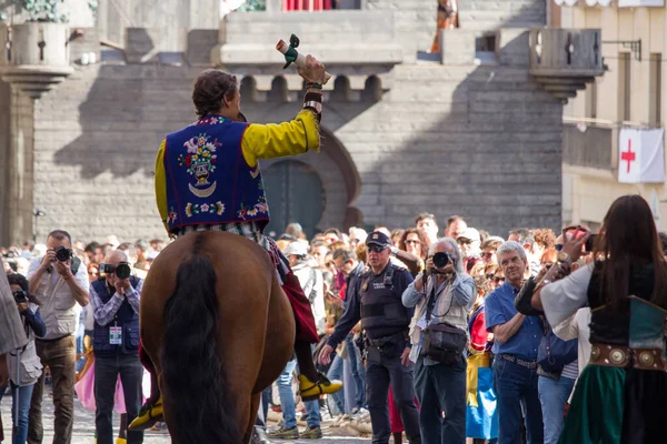2023 Alcoy Spanien Krieger Auf Dem Pferderücken Der Das Vertragsdokument — Stockfoto