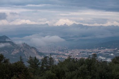 Alicante ili 'nin iç kesiminin yağmurlu ve bulutlu bir günde manzarası, Alcoy, İspanya