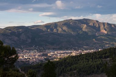 Alcoy ve Sierra de Mariola İspanya 'nın Puig de Alcoy kasabasından.