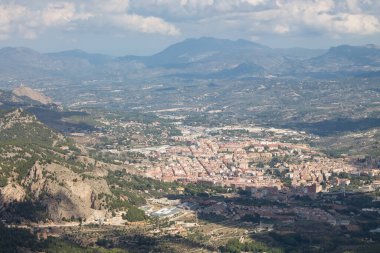 İspanya 'nın Alcoy Çeşmesi' nin Doğal Parkı 'ndaki Menejador Zirvesi' nden Alcoy Bulutları ve Bölgesi