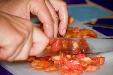 Yemek hazırlarken domates kesmek