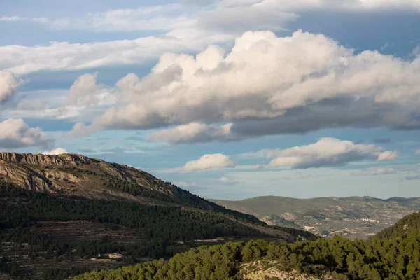 Pionowe Mury Serreta Krajobrazem Chmurami Wioski Ibero Puig Alcoy — Zdjęcie stockowe