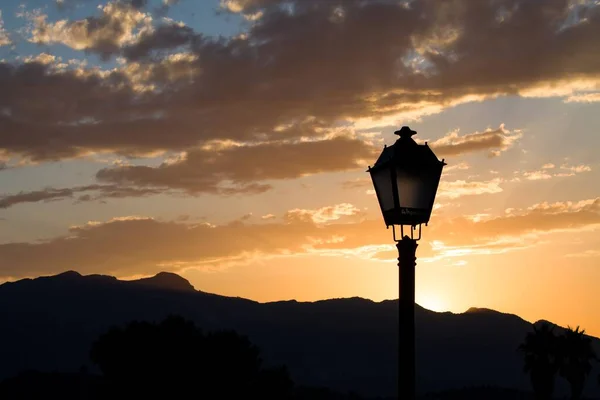 Sonnenuntergang Auf Dem Berg Mit Der Silhouette Klassischer Laternenpfähle Almudaina — Stockfoto