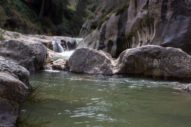 Pou Clar de Onteniente, İspanya 'da şiddetli yağışlardan sonra şelale ve kayalar