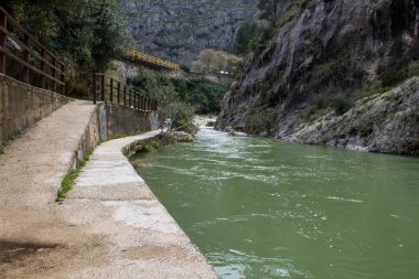 Pou Clar de Onteniente, İspanya 'da şiddetli yağışlardan sonra şelale ve kayalar