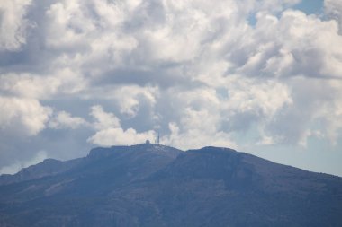 Sierra Aitana 'nın tepesinde bulutlu gökyüzü, İspanya