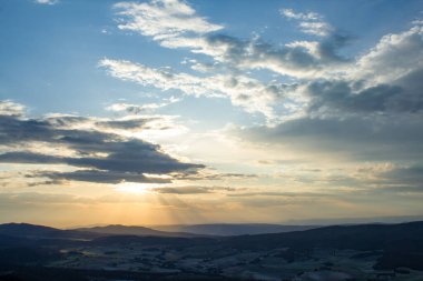 İspanya, Alcoy 'daki Fuente Roja Doğal Parkı' ndan Sierra de Mariola bulutlarının manzarası