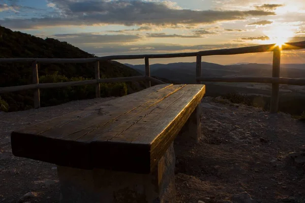 Sonnenuntergang Vom Pilatos Aussichtspunkt Fuente Roja Alcoy Nationalpark Mit Holzbank — Stockfoto