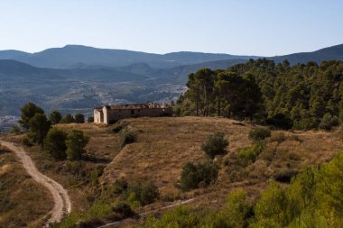 Alcoy Vadisi 'nin Serelles, İspanya' daki dağ sistemiyle manzarası.