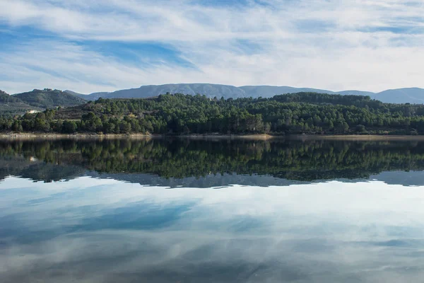 Reflexões Água Reservatório Beniarrs Espanha — Fotografia de Stock