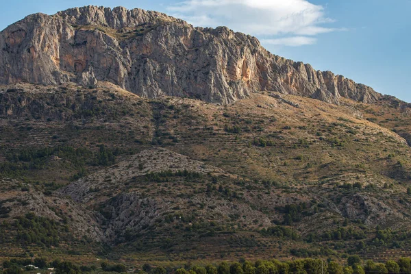 İspanya 'daki Gayanes Gölü' nden Benicadell dağ zirvesi manzarası