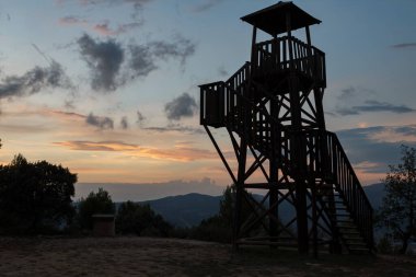 San Antonio de Alcoy, İspanya 'daki ahşap manzaralı dramatik gökyüzü ve silueti ile alacakaranlık.