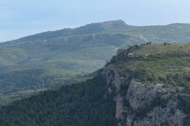 Alcoy, İspanya 'daki Alt de les Pedreres' den Mola de Serreles ve Pico de Montcabrer 'in tepesinde.