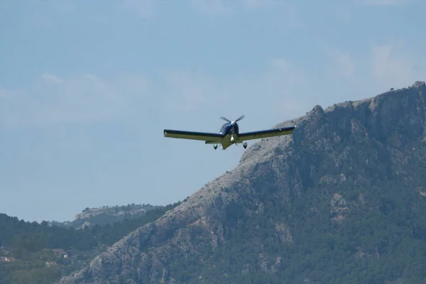 コケンタイン山脈と青空の風景で飛行パイロット学校の飛行機 2023年6月27日スペイン アルコール プレーン — ストック写真