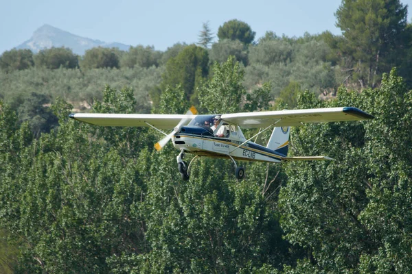 2023 Alcocer Planes スペイン スペインのアルコール プレーンの森を飛行するパイロット学校飛行機 — ストック写真