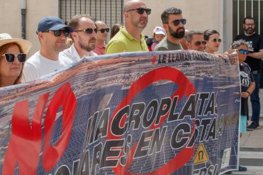 01-07-2023 Castalla, İspanya. Castalla 'daki makro güneş santrallerinin yapımına karşı düzenlenen gösteriye katılanlar çevresel risk sonucu bölgenin bitki örtüsünü ve faunasını yok edecek.