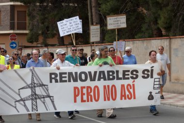 01-07-2023 Castalla, İspanya. Castalla 'daki makro güneş santrallerinin yapımına karşı düzenlenen gösteriye katılanlar çevresel risk sonucu bölgenin bitki örtüsünü ve faunasını yok edecek.