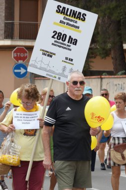 01-07-2023 Castalla, İspanya. Castalla 'daki makro güneş santrallerinin yapımına karşı düzenlenen gösteriye katılanlar çevresel risk sonucu bölgenin bitki örtüsünü ve faunasını yok edecek.