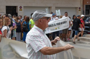 01-07-2023 Castalla, İspanya. Castalla 'daki makro güneş santrallerinin yapımına karşı düzenlenen gösteriye katılanlar çevresel risk sonucu bölgenin bitki örtüsünü ve faunasını yok edecek.