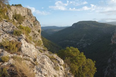 Barranc del Cint ve Alcoy 'daki Alt de les Pedreres' den Mola de Serelles ile dağların katmanları