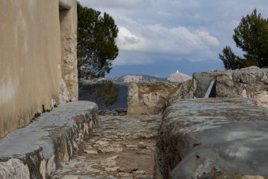 İspanya 'nın Alcoi kentindeki San Cristobal inzivasından kalma bulutlarla kaplı bir manzara. Arka planda Cocentaina kalesi var.