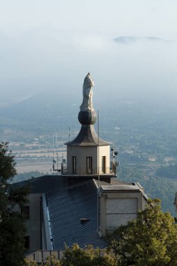 Bulutlu manzara ve ön planda Fuente Roja tapınağı, Alcoi, İspanya