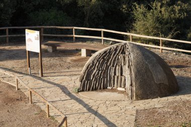Fuente Roja doğal parkında eski bir kömür madeninin temsili inşaatı, Alcoi, İspanya