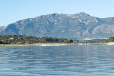 Sierra de Mariola doğal parkı Muro de Alcoy kasabası Beniarrs rezervuarından yamaçlarında, İspanya