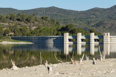 Beniarrs rezervuarının, iklim değişikliği yüzünden göl kapılarının açık ve düşük su seviyeli duvarının korunması, İspanya