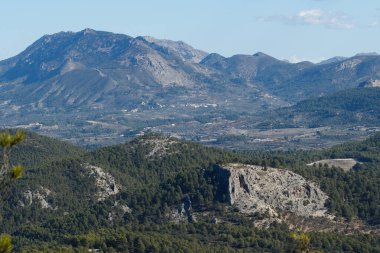 Ön planda Puig de Alcoi ve arka planda La Serrella ile Alicante 'nin iç manzarası, İspanya