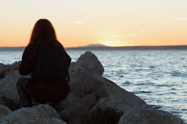 Gün batımında Santa Pola 'da tanınmayan birinin silueti, İspanya
