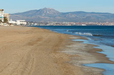 Arka planda Alicante ve Maigmo ile Arenales del Sol 'daki Carabassi sahilinde manzara. İspanya