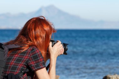 İspanya 'nın Puig Campana şehrinin arka planında Bokeh ile Arenales del Sol plajından deniz yaşamını fotoğraflamak