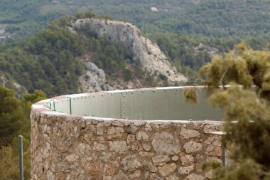 San Antonio 'da Puig de Alcoi' nin tepesinde su tankı var.