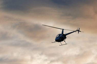 El Campello, İspanya, 13 Şubat 2024 Elicopter sabah saatlerinde El Campello plajı üzerinde uçuyor.