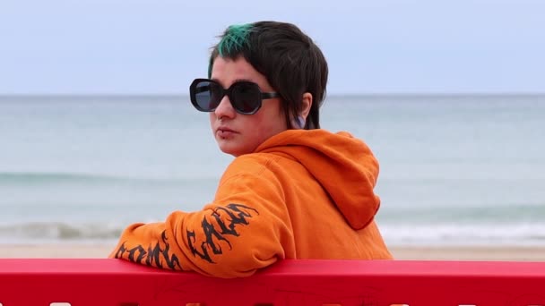 Жінка Сидячи Лавці Пляжі Розлючується Питання Повертає Назад Камери Плайя — стокове відео