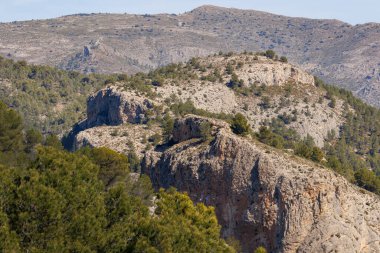 İspanya 'nın Alcoi kentindeki Sierra de Mariola doğal parkında Pic de les Aguiles ile manzara