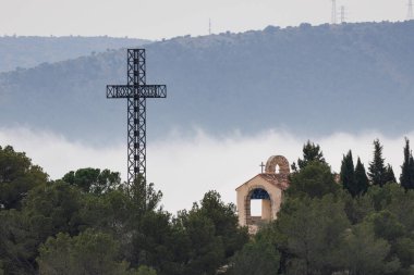 Alcoy, İspanya 'daki San Cristobal zirvesinden sonra alçak bulutlu manzara