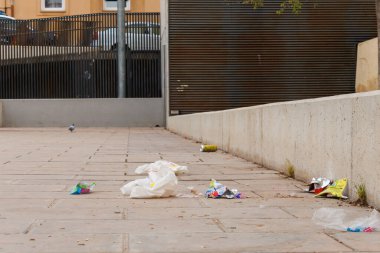 Alcoy, İspanya, 07-04-2024: Bir kamu parkında çöpler, bazı insanların kabalığı nedeniyle