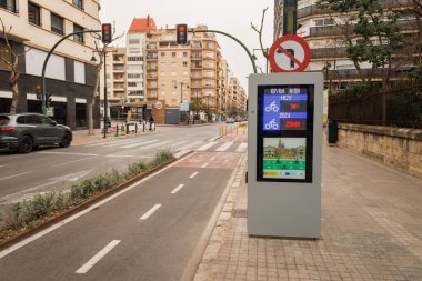 Alcoy, İspanya, 04-07-2024: Alcoy, İspanya 'da bisiklet yolunun yanındaki bisiklet sürücülerinin bilgi paneli ve denetimi