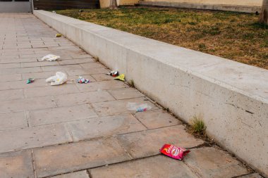 Alcoy, İspanya, 07-04-2024: Bir kamu parkında çöpler, bazı insanların kabalığı nedeniyle