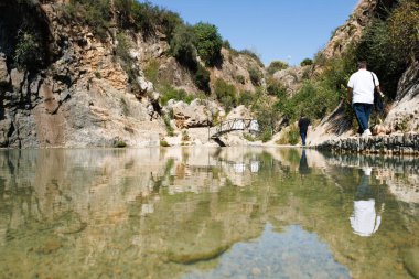 Bolbaite belediyesindeki doğal havuzlarda su ve İspanya 'da yansımalar