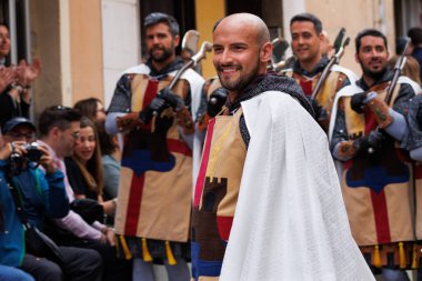 Alcoy, İspanya, 04-20-2024: Berberiler ve Hristiyanlar arasında Alcodianos bölüğünün kaptanına eşlik eden savaş mangası