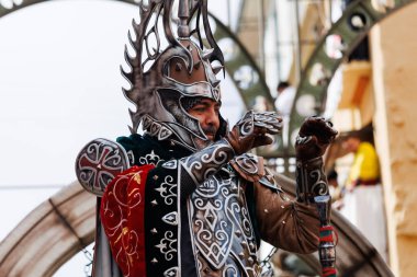 Alcoy, İspanya, 04-20-2024: 1980 'den beri uluslararası turizm festivali olan Moors ve Hristiyan Alcoy geçit töreninde Alcoy grubunun Hıristiyan kaptanı